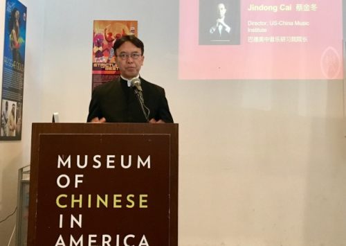 蔡金冬介绍《铁汉金钉》。(美国《世界日报》/郑怡嫣 摄)