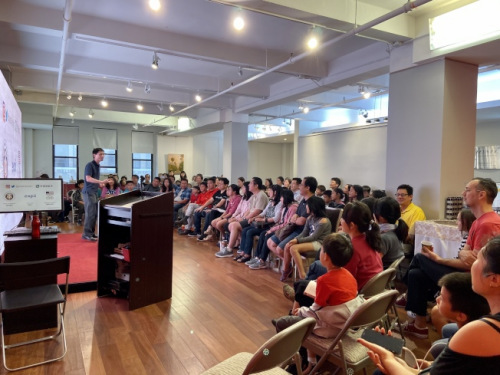罗博深数学亲子讲座吸引众多学生和家长参加。(美国《世界日报》/郑怡嫣 摄) 罗博深数学亲子讲座吸引众多学生和家长参加。(美国《世界日报》/郑怡嫣 摄)