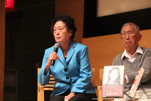张纯如的母亲张盈盈、父亲张绍进出席张纯如纪录片放映活动。(美国《世界日报》/李晗 摄) 张纯如的母亲张盈盈、父亲张绍进出席张纯如纪录片放映活动。(美国《世界日报》/李晗 摄)