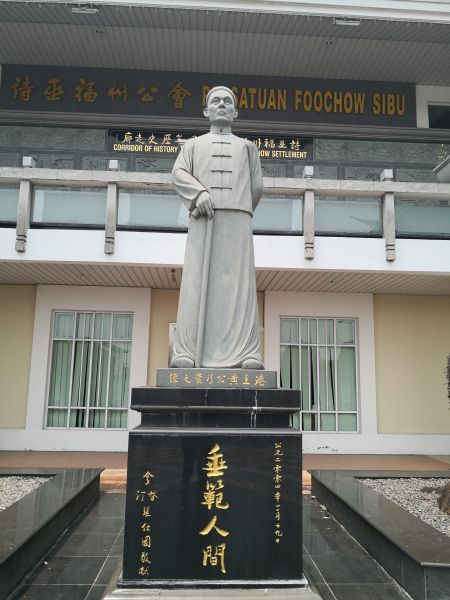 位于马来西亚诗巫的港主黃乃裳之像。刘芳芳摄