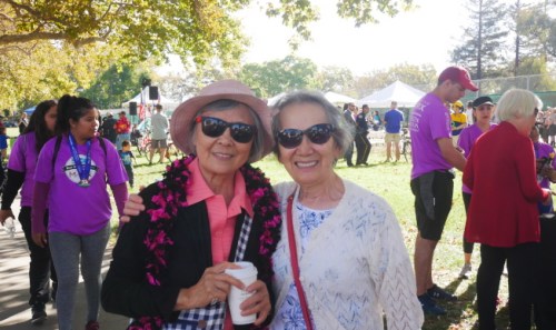 张蓓华与朋友出门游玩。(美国《世界日报》/梁雨辰 摄)