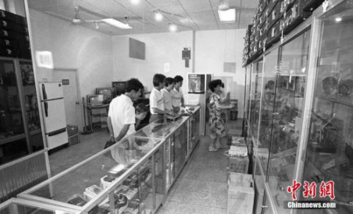 资料图:1989年的中国华侨旅游侨汇服务总公司营业部,华侨华人与港澳同胞眷属用外汇券在此购置商品。侨汇是侨胞汇回用以赡养国内家属的款项,也是当时外汇的重要来源之一。 <a target='_blank' href='http://www.chinanews.com/'>中新社</a>记者 杨佐桓 摄 资料图:1989年的中国华侨旅游侨汇服务总公司营业部,华侨华人与港澳同胞眷属用外汇券在此购置商品。侨汇是侨胞汇回用以赡养国内家属的款项,也是当时外汇的重要来源之一。 <a target='_blank' href='http://www.chinanews.com/'>中新社</a>记者 杨佐桓 摄