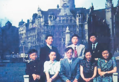 1956年,梅兆荣(后排中)在德国莱比锡大学学习期间与同学们合影。 受访者供图 1956年,梅兆荣(后排中)在德国莱比锡大学学习期间与同学们合影。 受访者供图