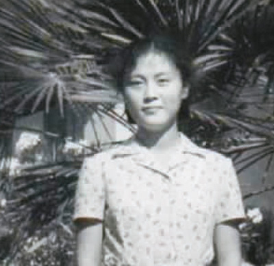 何大明在阿尔巴尼亚留学时,在中国驻地拉那大使馆前留念。 受访者供图 何大明在阿尔巴尼亚留学时,在中国驻地拉那大使馆前留念。 受访者供图