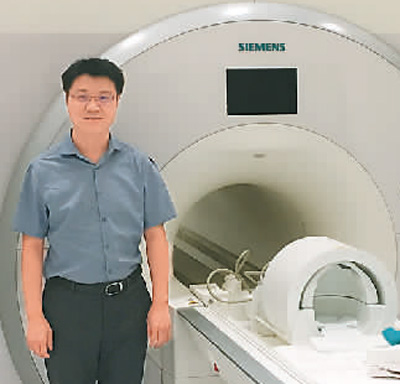杨旗在美国加州大学洛杉矶分校生物医学影像中心实验室。 受访者供图 杨旗在美国加州大学洛杉矶分校生物医学影像中心实验室。 受访者供图