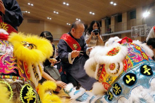 横滨山手中华学校校长张岩松为醒狮点睛 横滨山手中华学校校长张岩松为醒狮点睛