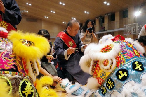 横滨山手中华学校校长张岩松为醒狮点睛