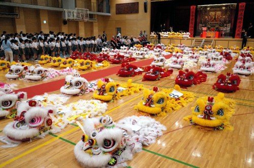 象征中华人民共和国成立70周年的70只醒狮。(日本《中文导报》) 象征中华人民共和国成立70周年的70只醒狮。(日本《中文导报》)