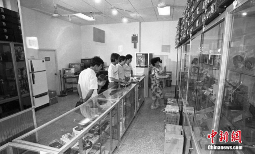 资料图:1989年的中国华侨旅游侨汇服务总公司营业部,华侨华人与港澳同胞眷属用外汇券在此购置商品。侨汇是侨胞汇回用以赡养国内家属的款项,也是当时外汇的重要来源之一。 <a target='_blank' href='http://www.chinanews.com/'>中新社</a>记者 杨佐桓 摄 资料图:1989年的中国华侨旅游侨汇服务总公司营业部,华侨华人与港澳同胞眷属用外汇券在此购置商品。侨汇是侨胞汇回用以赡养国内家属的款项,也是当时外汇的重要来源之一。 <a target='_blank' href='http://www.chinanews.com/'>中新社</a>记者 杨佐桓 摄