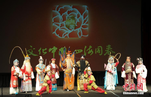 资料图:2015年,“文化中国 四海同春 ”大型慰侨演出在洛杉矶登场。 <a target='_blank' href='http://www.chinanews.com/'>中新社</a>记者 毛建军 摄 资料图:2015年,“文化中国 四海同春 ”大型慰侨演出在洛杉矶登场。 <a target='_blank' href='http://www.chinanews.com/'>中新社</a>记者 毛建军 摄