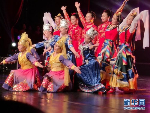 9月14日,华侨华人在罗马尼亚首都布加勒斯特表演舞蹈。当日,罗马尼亚华侨华人社团联合举办庆祝中华人民共和国成立70周年暨中罗建交70周年文艺晚会。新华社记者 林惠芬 摄 9月14日,华侨华人在罗马尼亚首都布加勒斯特表演舞蹈。当日,罗马尼亚华侨华人社团联合举办庆祝中华人民共和国成立70周年暨中罗建交70周年文艺晚会。新华社记者 林惠芬 摄