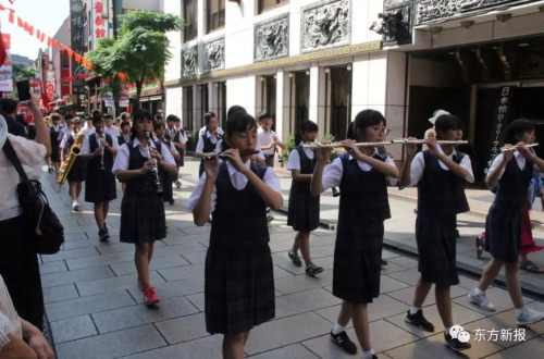 日本中学生乐队则献上了精彩的乐器吹奏表演。(日本东方新报)