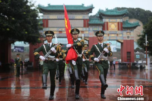 图为在军乐队的音乐声中国旗护卫队进入人民广场。 陈超 摄 图为在军乐队的音乐声中国旗护卫队进入人民广场。 陈超 摄