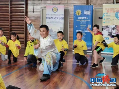 图为营员们学习中华武术课程 钟欣 摄 图为营员们学习中华武术课程 钟欣 摄
