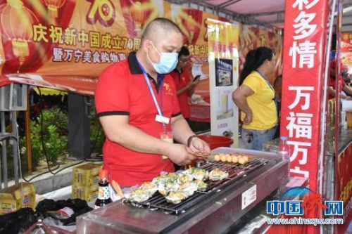 美食街汇聚人气。 陈燕清 摄 美食街汇聚人气。 陈燕清 摄