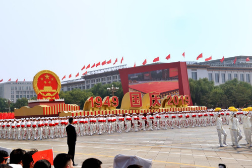 图为国庆70周年盛大阅兵和群众游行活动受到全世界华人的高度关注,大批海外华侨华人代表应邀前来出席观礼,仅来自美国中西部的海外代表就有20人。(美国《芝加哥华语论坛》 张大卫/摄) 图为国庆70周年盛大阅兵和群众游行活动受到全世界华人的高度关注,大批海外华侨华人代表应邀前来出席观礼,仅来自美国中西部的海外代表就有20人。(美国《芝加哥华语论坛》 张大卫/摄)