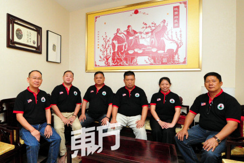 孙橹华率领马来西亚关公文化推广中心理事们介绍关公文化馆。(马来西亚《东方日报》/杨金森 摄) 孙橹华率领马来西亚关公文化推广中心理事们介绍关公文化馆。(马来西亚《东方日报》/杨金森 摄)