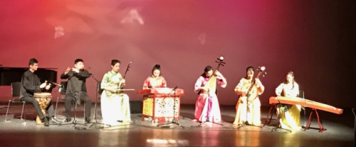 图为上海敦煌馨忆民乐团以代表东方古丝绸之路文明的民乐合奏“敦煌”开场。(美国《世界日报》 王明心／摄)
