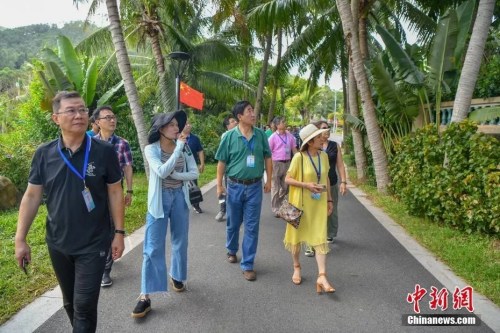 　10月9日，参加2019年“行走中国·境外华文媒体海南行”活动的19个国家和地区的34位华文媒体高层人士，走访海南侨乡文昌、琼海、万宁等地，感受侨乡发展变迁。<a target='_blank' href='http://www.chinanews.com/'>中新社</a>记者 骆云飞 摄