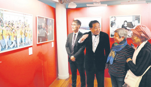 嘉宾姜昆（左二）向旅法侨胞介绍图片背后的故事。（法国《欧洲时报》/欧文 摄）