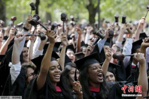 资料图片：哈佛大学举行毕业典礼。