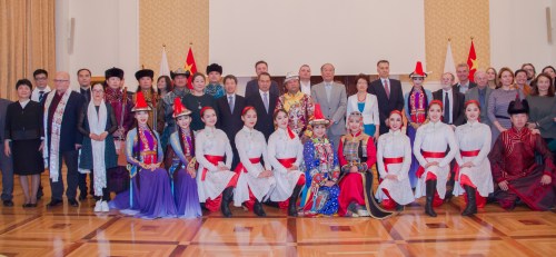 在中国驻波兰大使馆，《吉祥草原》演职人员与嘉宾合影。（图片来源：匈牙利欧洲华通社)