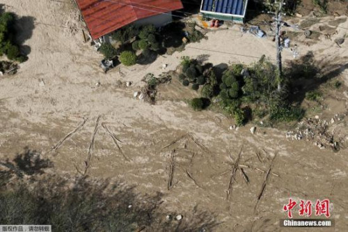 　资料图：当地时间10月15日，台风“海贝思”登陆日本三天后，日本宫城县偏远地区丸盛市灾民在地上写出“水、食物”字样寻求援助。