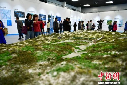 海外华文媒体高层人士在冬奥临时展馆内参观。 翟羽佳 摄 海外华文媒体高层人士在冬奥临时展馆内参观。 翟羽佳 摄