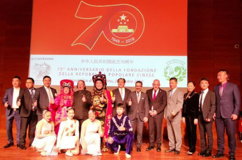 图为圣马中友协主席泰伦齐、中国对外友协副会长宋敬武和演员合影。(欧联社 博源/摄) 图为圣马中友协主席泰伦齐、中国对外友协副会长宋敬武和演员合影。(欧联社 博源/摄)
