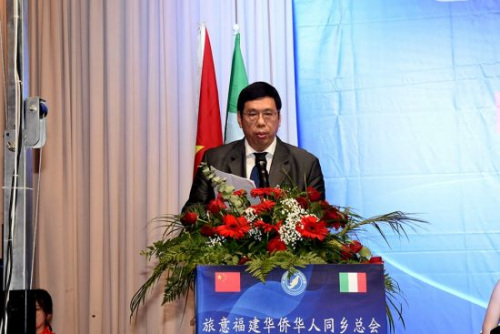 中国驻佛罗伦萨王文刚总领事讲话。(欧联社 黄鑫 摄) 中国驻佛罗伦萨王文刚总领事讲话。(欧联社 黄鑫 摄)