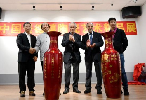 主办方向来宾介绍景德镇瓷器。 主办方向来宾介绍景德镇瓷器。