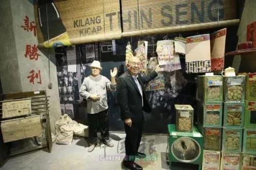 马来西亚侨领吴德芳与马来西亚华人博物馆。(马来西亚《中国报》/潘嘉威 摄)