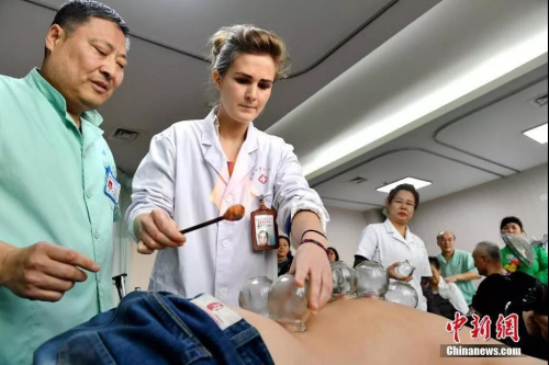 法国女孩安娜在学习中医 <a target='_blank' href='http://www.chinanews.com/'>中新社</a>记者 王舒 摄 法国女孩安娜在学习中医 <a target='_blank' href='http://www.chinanews.com/'>中新社</a>记者 王舒 摄