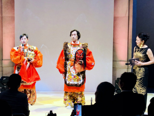 中国舞蹈家黄豆豆与日本艺术家东仪秀树合演《兰陵王》。(日本《中文导报》/杨文凯 摄) 中国舞蹈家黄豆豆与日本艺术家东仪秀树合演《兰陵王》。(日本《中文导报》/杨文凯 摄)