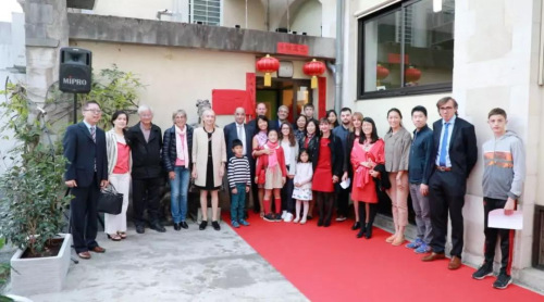 法国波城孔子学院中方院长贾宝军(左一)与中法各界嘉宾、学员在学院门前合影留念。(法国《欧洲时报》/欧文 摄) 法国波城孔子学院中方院长贾宝军(左一)与中法各界嘉宾、学员在学院门前合影留念。(法国《欧洲时报》/欧文 摄)