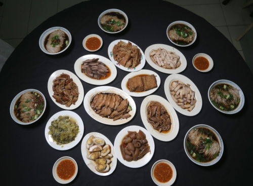各种新鲜卤味任大家选择,适合正餐或宵夜。(星洲日报) 各种新鲜卤味任大家选择,适合正餐或宵夜。(星洲日报)