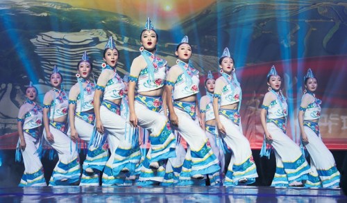 彝族舞蹈《踩彩云》。(法国《欧洲时报》/黄冠杰 摄) 彝族舞蹈《踩彩云》。(法国《欧洲时报》/黄冠杰 摄)