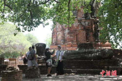 外国游客在泰国大城府古城旅游。<a target='_blank' href='http://www.chinanews.com/'>中新社</a>发 余显伦 摄