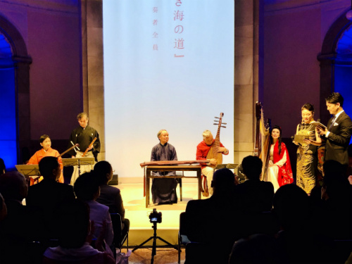 琵琶演奏家方锦龙演奏了《十面埋伏》、《反弹琵琶伎乐天》等曲目。(日本《中文导报》/杨文凯 摄) 琵琶演奏家方锦龙演奏了《十面埋伏》、《反弹琵琶伎乐天》等曲目。(日本《中文导报》/杨文凯 摄)