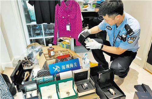 　海关缉私人员查获大量吊牌齐全、包装完好的奢侈品牌服饰、箱包、手表等。 (资料照片)