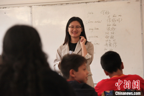 图为11月6日,长江学校的中文老师李媛媛给孩子们教授生活常用语.