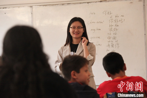 图为11月6日,长江学校的中文老师李媛媛给孩子们教授生活常用语。<a target='_blank' href='http://www.chinanews.com/'>中新社</a>记者 余瑞冬 摄 图为11月6日,长江学校的中文老师李媛媛给孩子们教授生活常用语。<a target='_blank' href='http://www.chinanews.com/'>中新社</a>记者 余瑞冬 摄