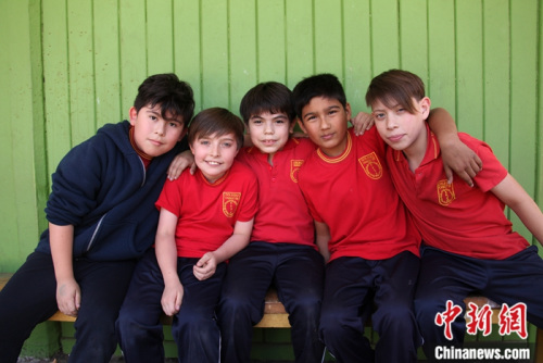 图为11月6日,长江学校的几名男孩在课间合影。<a target='_blank' href='http://www.chinanews.com/'>中新社</a>记者 余瑞冬 摄 图为11月6日,长江学校的几名男孩在课间合影。<a target='_blank' href='http://www.chinanews.com/'>中新社</a>记者 余瑞冬 摄