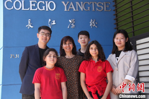 图为11月6日,长江学校校长罗哈斯(Marcela Rojas Cantillana,左三)、国家汉办驻智利汉语教师志愿者管理教师刘昌(左一)、长江学校中文老师李媛媛(右)与学生们在学校门前合影。<a target='_blank' href='http://www.chinanews.com/'>中新社</a>记者 余瑞冬 摄 图为11月6日,长江学校校长罗哈斯(Marcela Rojas Cantillana,左三)、国家汉办驻智利汉语教师志愿者管理教师刘昌(左一)、长江学校中文老师李媛媛(右)与学生们在学校门前合影。<a target='_blank' href='http://www.chinanews.com/'>中新社</a>记者 余瑞冬 摄