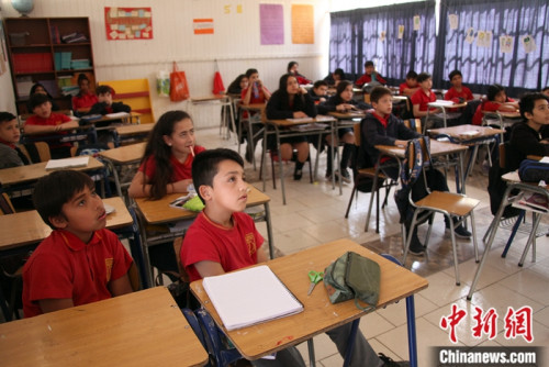 图为11月6日,长江学校5年级学生正在上中文课。<a target='_blank' href='http://www.chinanews.com/'>中新社</a>记者 余瑞冬 摄 图为11月6日,长江学校5年级学生正在上中文课。<a target='_blank' href='http://www.chinanews.com/'>中新社</a>记者 余瑞冬 摄