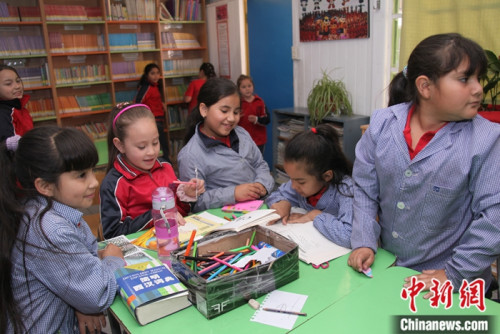 图为11月6日，长江学校的小学生们在学校阅览室翻阅中文教材和工具书。<a target='_blank' href='http://www.chinanews.com/'>中新社</a>记者 余瑞冬 摄