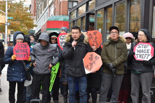 纽约州华人劳工14日与多名劳工一同参与抗议，要州长葛谟立即签字通过“防拖欠工资”法案。(美国《世界日报》/颜嘉莹 摄)