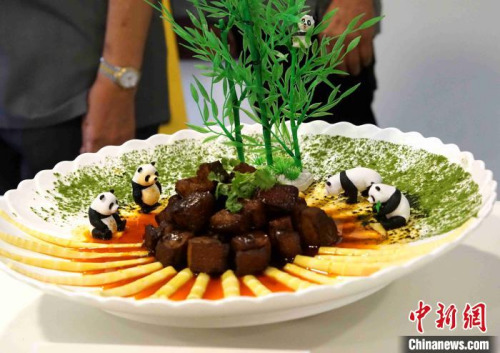 图为厨师们以深受中马人民喜爱的熊猫点缀菜肴。（陈悦/摄）