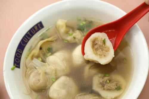 手工福州鱼丸外层软嫩,吃时充满嚼劲,肉馅载满肉汁。(林泽锐摄) 手工福州鱼丸外层软嫩,吃时充满嚼劲,肉馅载满肉汁。(林泽锐摄)