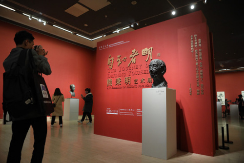 参观者在展厅前拍摄法籍华人艺术家熊秉明的雕塑像。(图片来源：本文图片均由欧洲时报特约记者李国庆 摄)